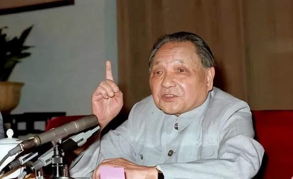 金顶配资 1977年，邓小平视察广东，得知很多人逃港后感叹：两边差距太大了